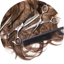 Mecha de cabelo com tesouras e pente
