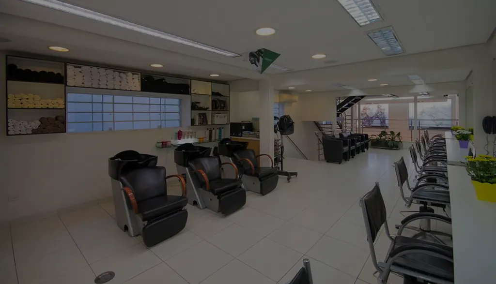 Área de lavatórios e cadeiras do salão L'Espace Hair