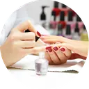 Manicure pintando unhas de vermelho