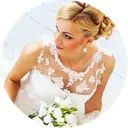 Noiva com penteado preso e buquê